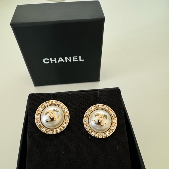 Chanel earrings $900 - Picture 4 of 8